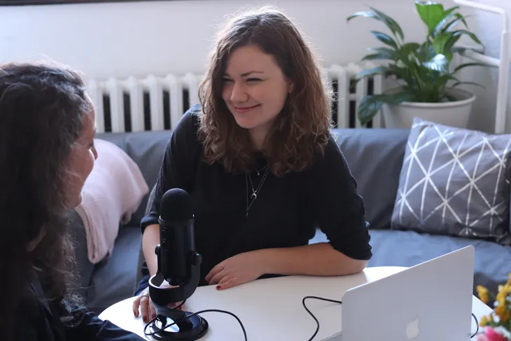 Zwei Frauen nehmen mit USB-Mikrofon und Laptop ein Schulungsvideo mit kleinem Budget auf