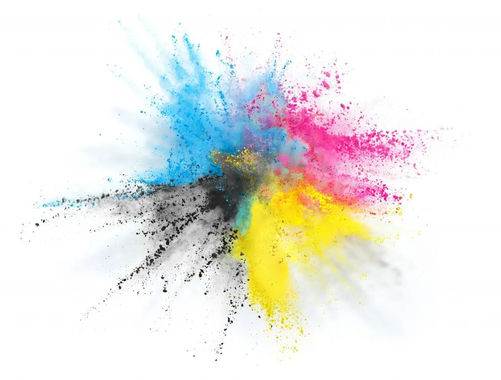 Aufgewirbelter Tonerstaub in den Druckfarben Cyan, Magenta, Gelb und Schwarz vor weissem Hintergrund