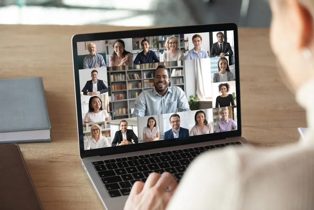 Corporate Learning ist heute ein essentieller Bestandteil der Unternehmensstrategie, der die Mitarbeiterentwicklung fördert und durch kontinuierliche Weiterbildung in schnelllebigen Branchen den Unternehmenserfolg sichert.